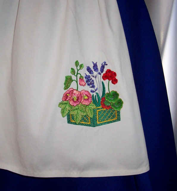 Alice apron - Embroidery detail